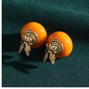 Vintage Amber Bee Stud KEQIU Earrings - Antique Gold Tone Carved Insect & Round Orange Resin Bead Retro Statement Jewelry for Women