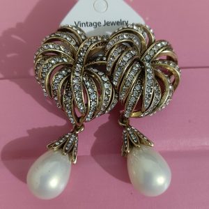 KEQIU Vintage Baroque Pearl Drop Earrings，Antique Gold Pave Crystal Twisted Bow Dangle Earrings，Retro Victorian Wedding Jewelry for Women
