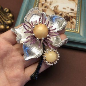 KEQIU Vintage Floral Brooch, Antique Silver Tone Flower Pin with Cream Pearls & Purple Rhinestones, Statement Art Style Brooch for Coat