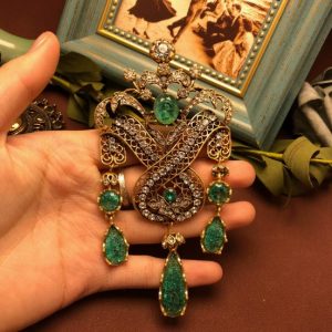 KEQIU Antique Gold Vintage Emerald Dangle Brooch, Baroque Filigree Crown Statement Pin