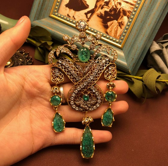 KEQIU Antique Gold Vintage Emerald Dangle Brooch, Baroque Filigree Crown Statement Pin